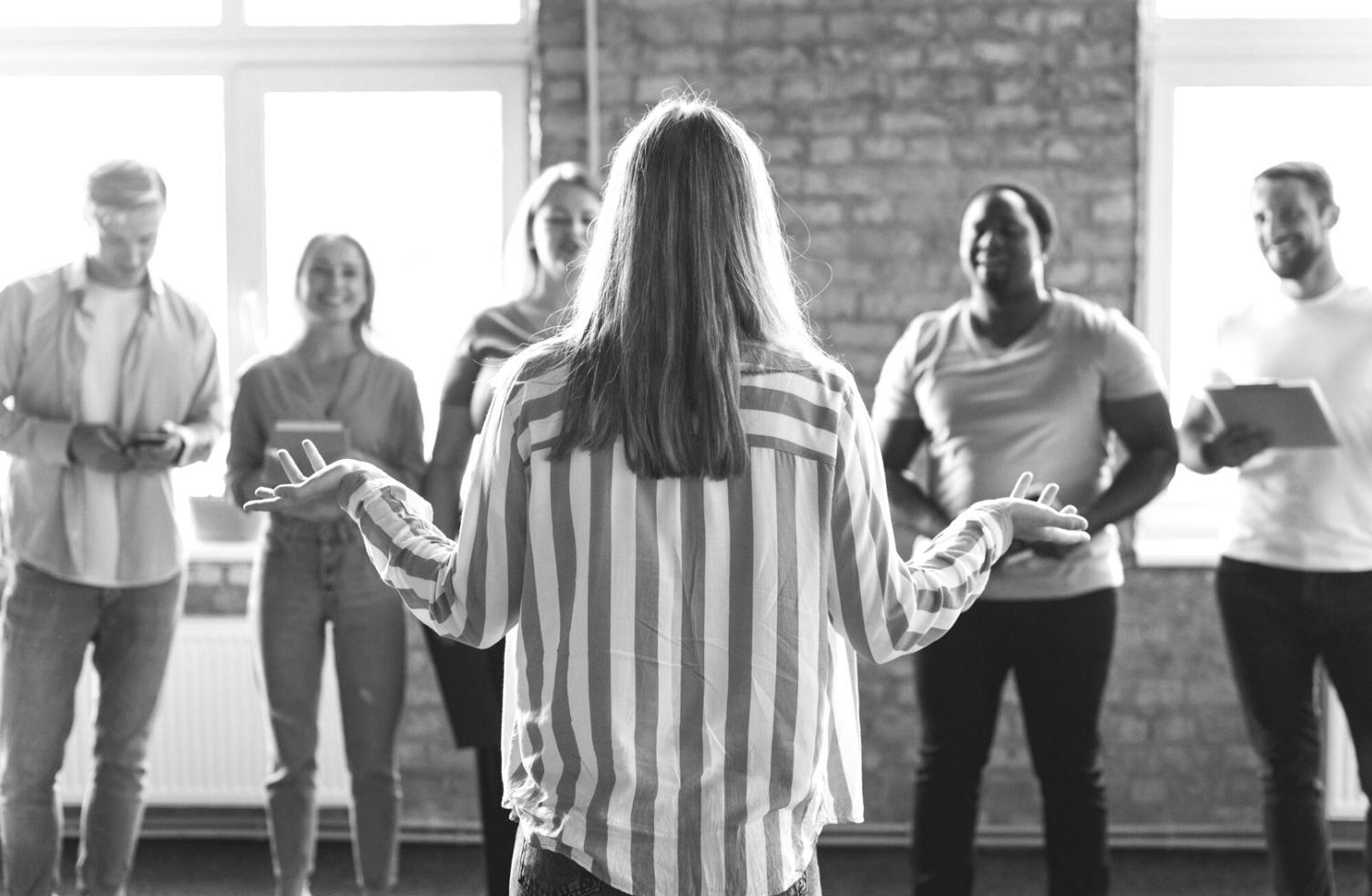 Profesionales trabajando en análisis financiero moderno